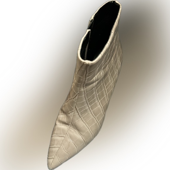 kitten heel ankle boots Size 8 fit like 7.5 Faux Alligator pattern. Light pink - Picture 8 of 8